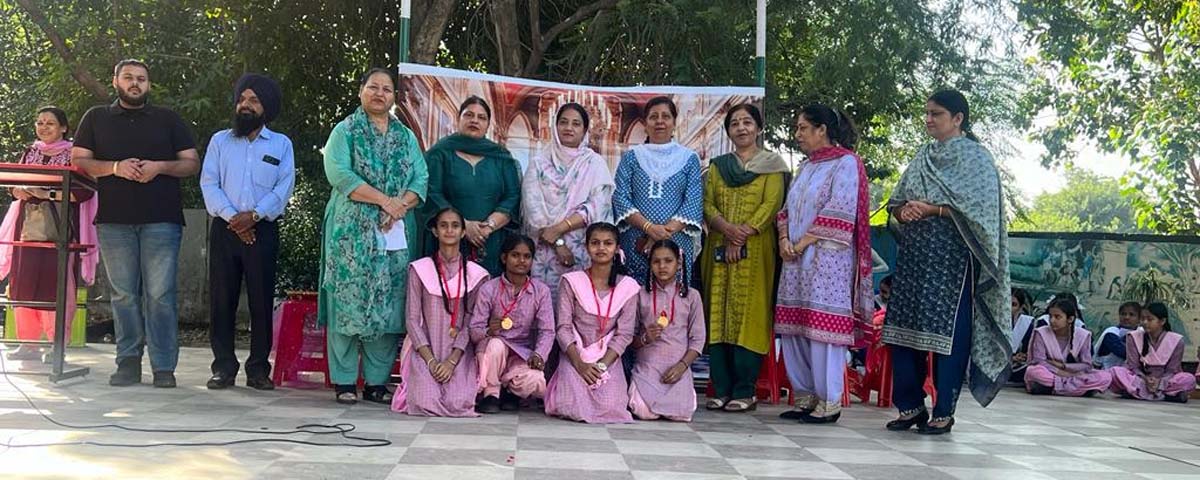 पर्याप्त प्रोत्साहन मिले तो लड़कियां हर क्षेत्र में अग्रणी बन सकती हैं: हरजिंदर कौर बैदवान सरकारी कन्या स्कूल सोहाना में विभिन्न क्षेत्रों में उत्कृष्ट प्रदर्शन करने वाली लड़कियों को सम्मानित किया गया।